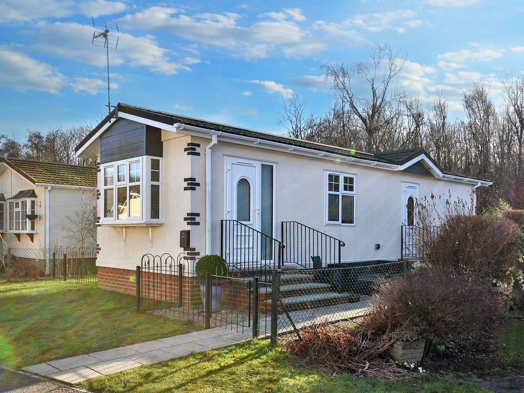 2 bed mobile/park home for sale in Canterbury Road, Charing TN27, £