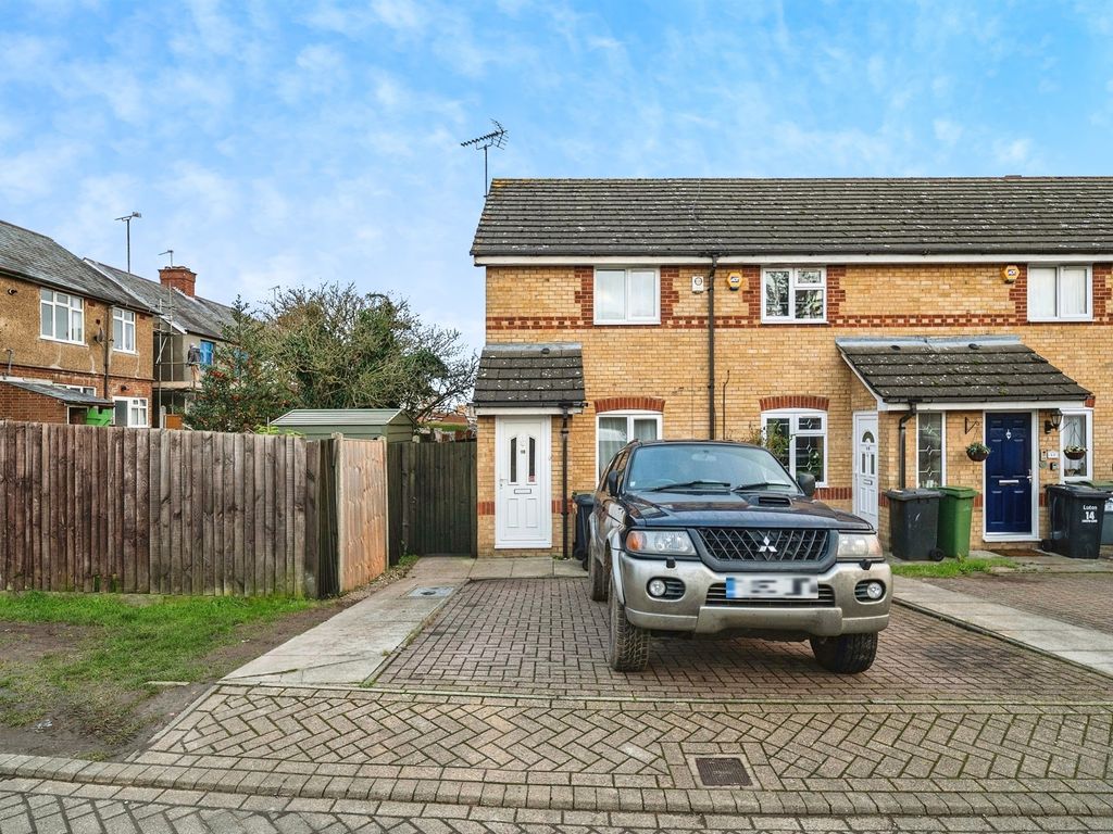 2 bed end terrace house for sale in Larkspur Gardens, Luton LU4, £