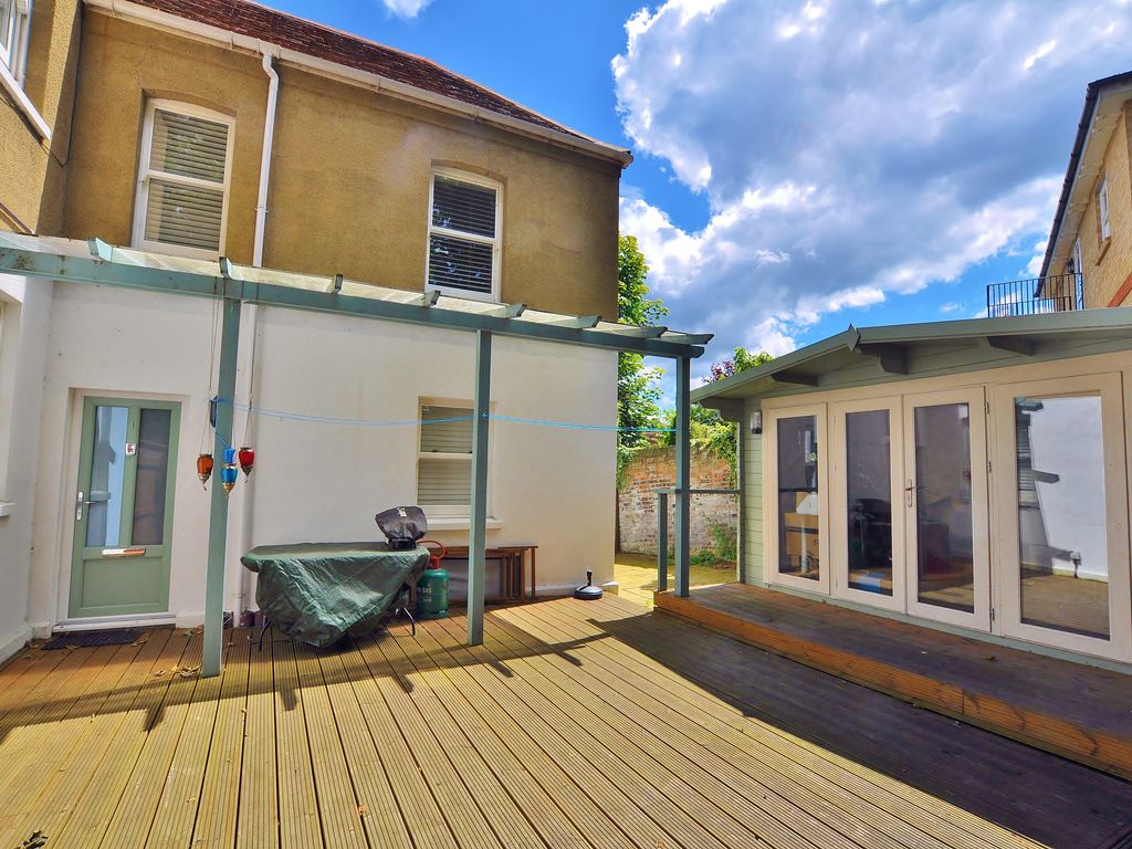 2 bed flat to rent in Foxhanger Court, 20 Farnham Road, Guildford