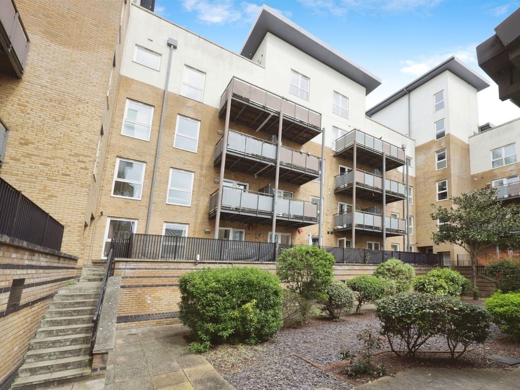 2 bed flat for sale in Metropolitan Station Approach, Watford WD18, £
