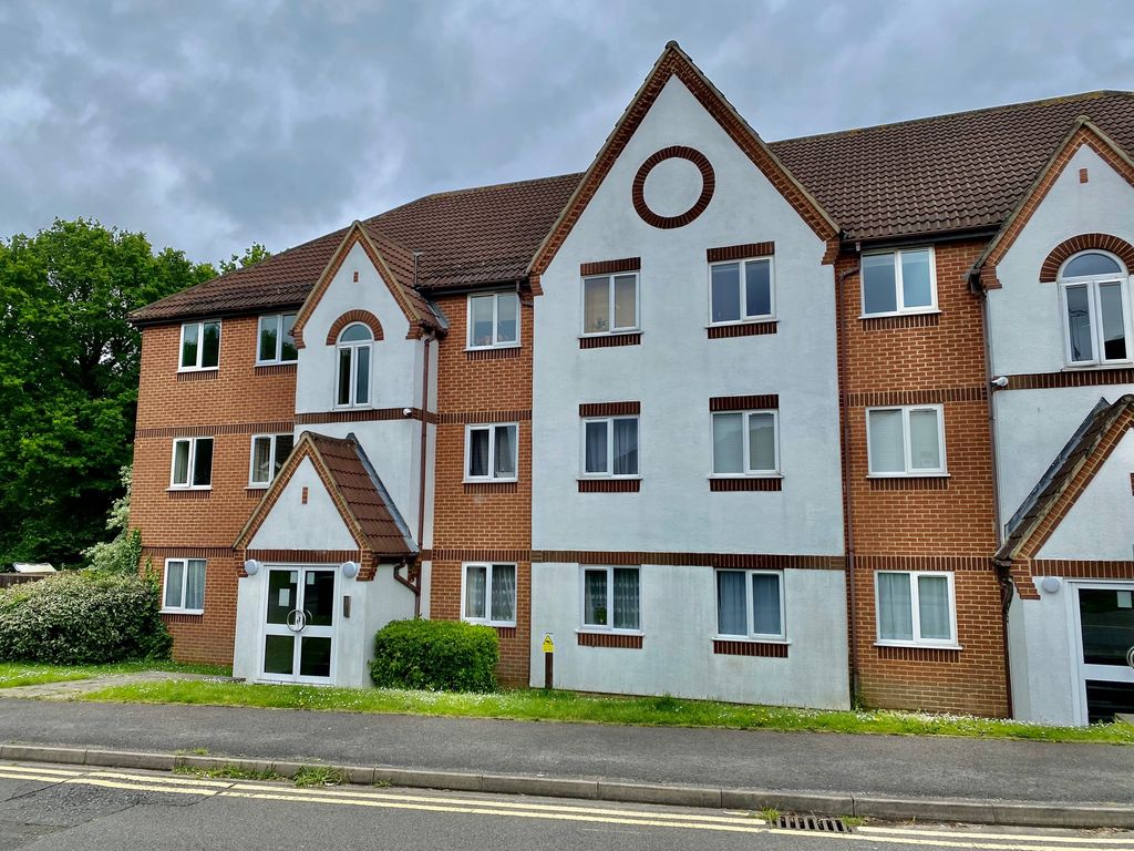 2 bed flat to rent in Littlebrook Avenue, Burnham, Slough SL2 Zoopla