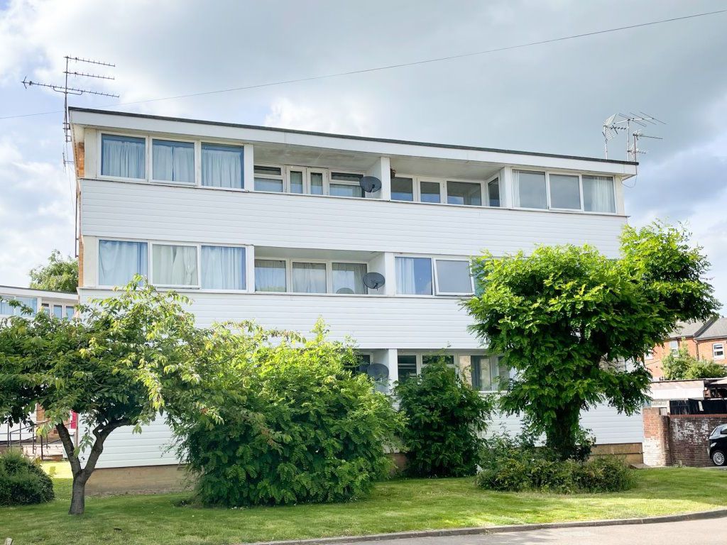 2 bed flat to rent in Ivester Court, Wing Road, Linslade LU7, £1,000