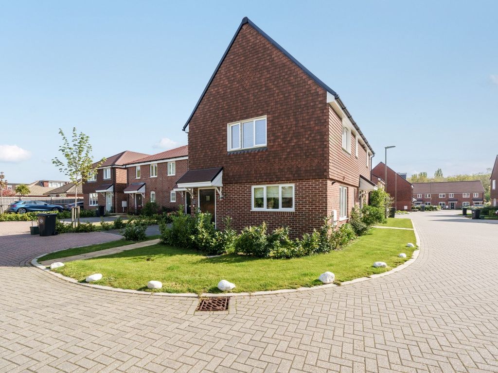 1 bed flat for sale in Lucas Drive, West End, Woking GU24 Zoopla