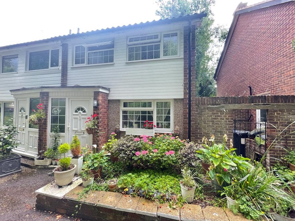 3 bed semidetached house for sale in Manor Courtyard, Hughenden Avenue