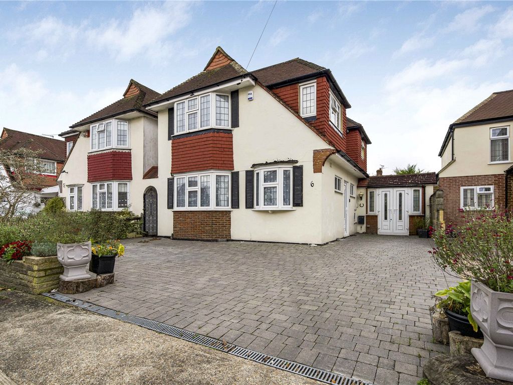4 bed linkdetached house for sale in Holmsley Close, New Malden KT3, £