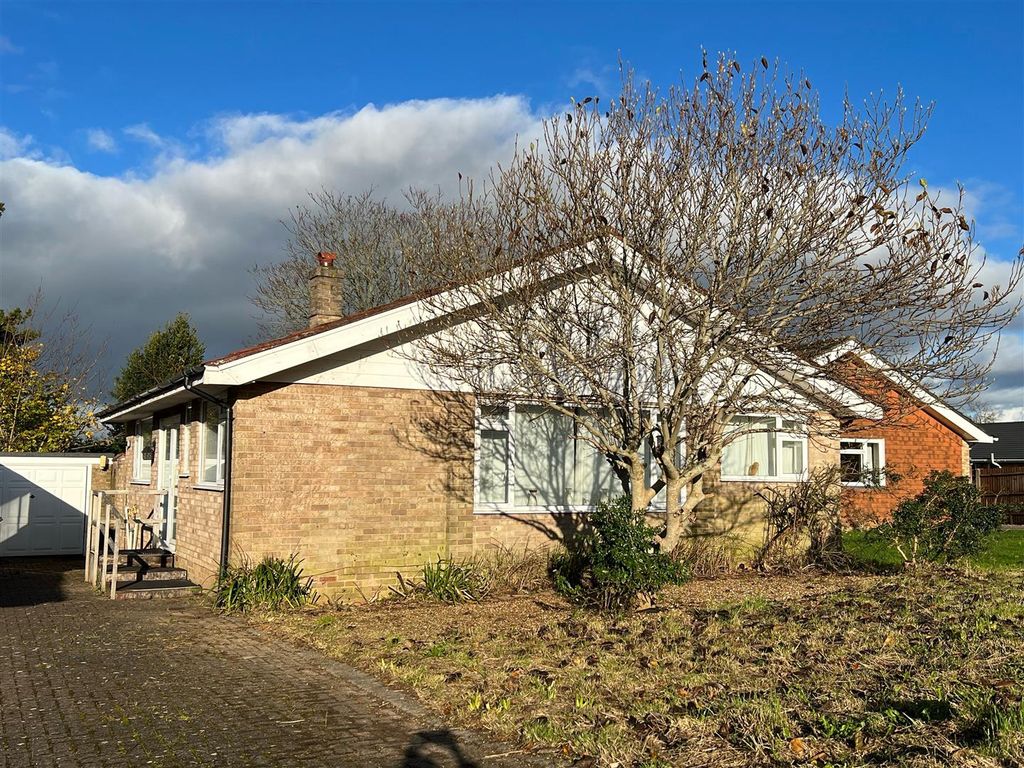 3 bed detached bungalow for sale in Kings Orchard, Oakley, Basingstoke RG23 Zoopla