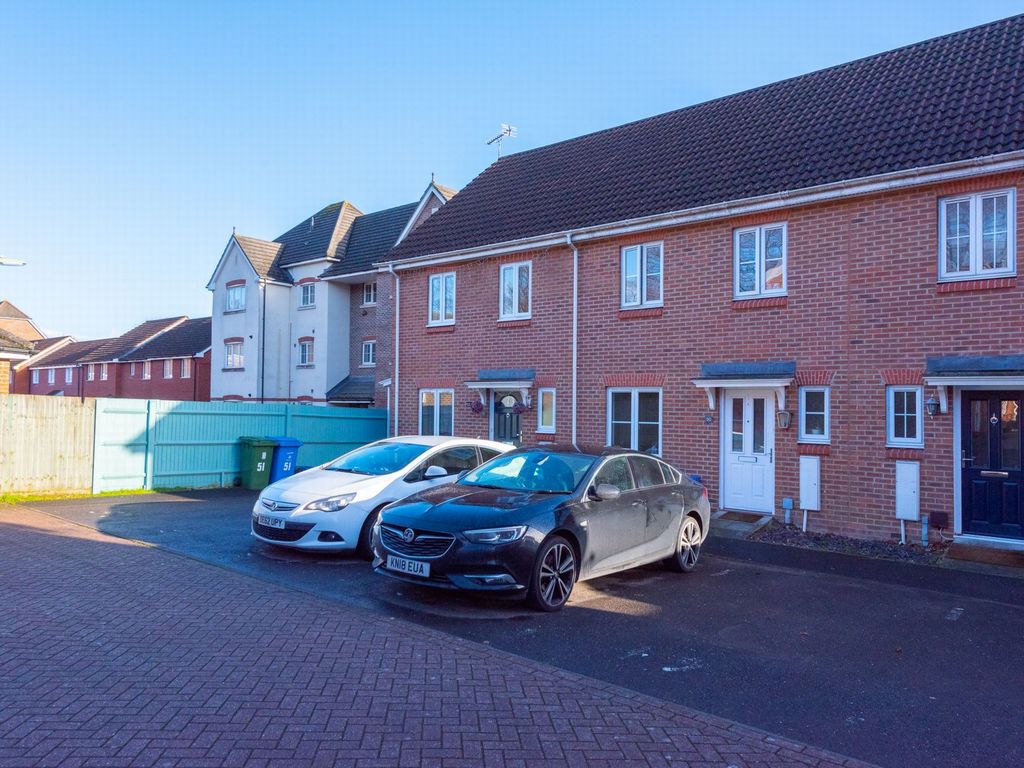 3 bed terraced house for sale in Woodland Walk, Aldershot GU12, £