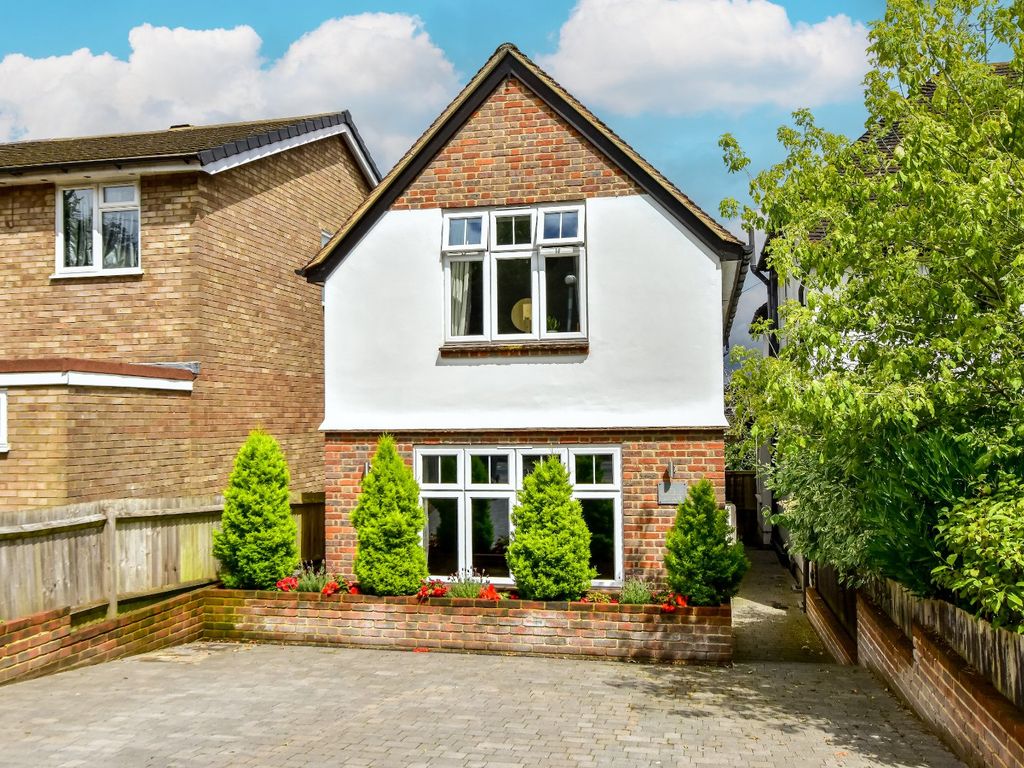 3 bed detached house for sale in Watford Road, Kings Langley WD4, £