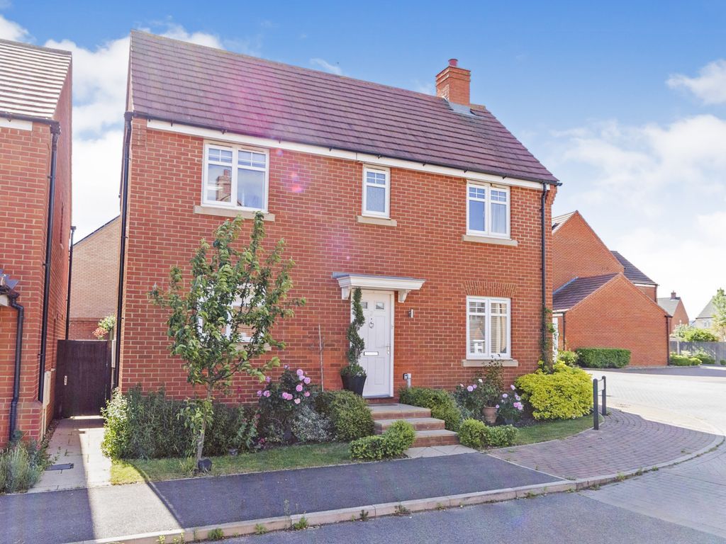 4 bed detached house for sale in Goldfinch Place, Lower Stondon, Henlow