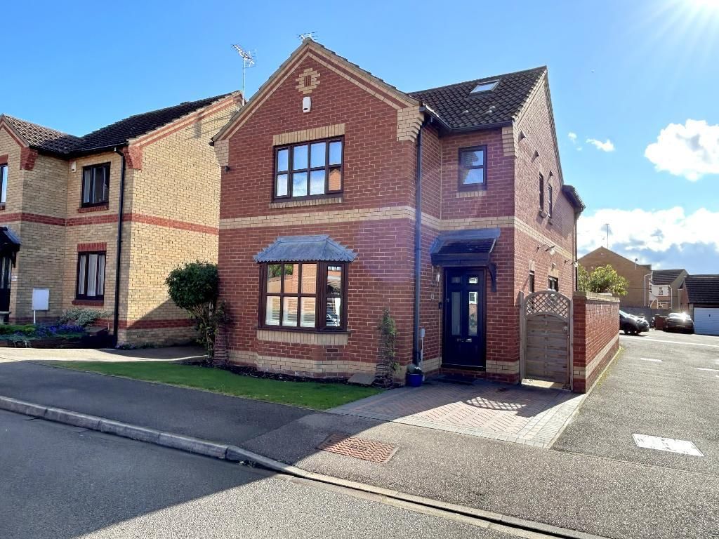 4 bed detached house for sale in Lorimer Close, Luton, Bedfordshire LU2