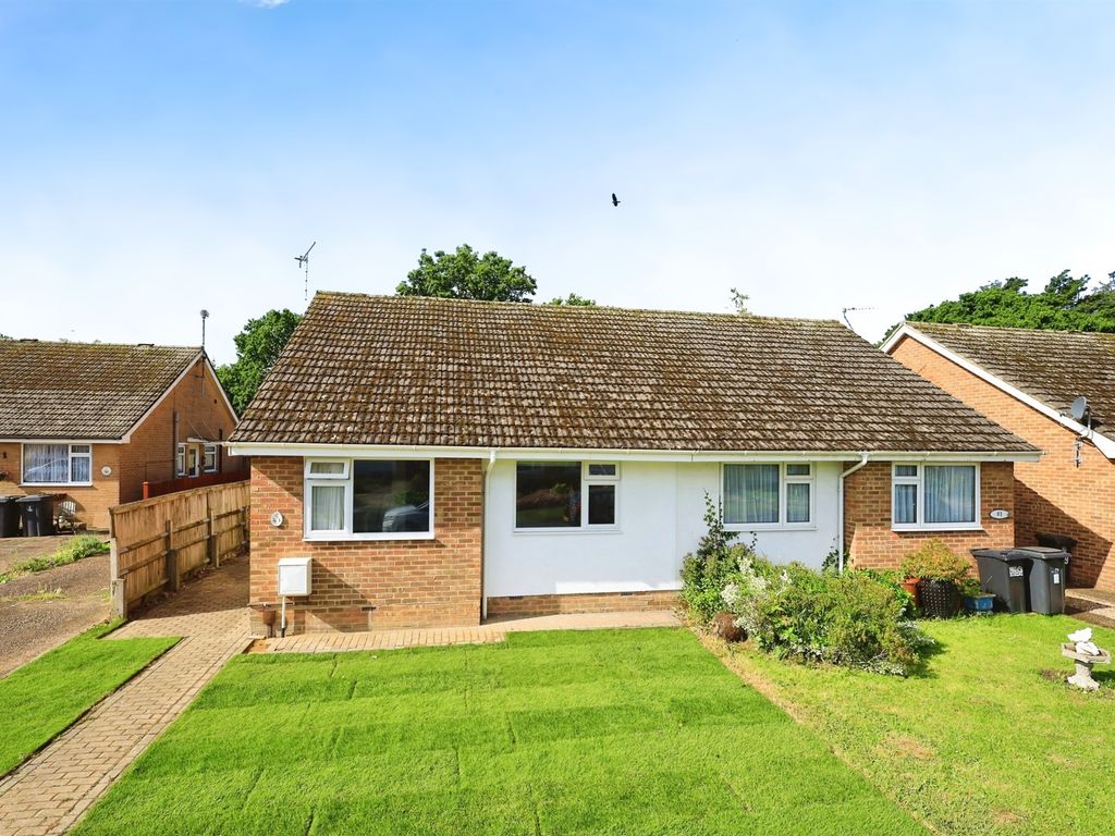 3 bed semidetached bungalow for sale in Bramble Drive, Hailsham BN27