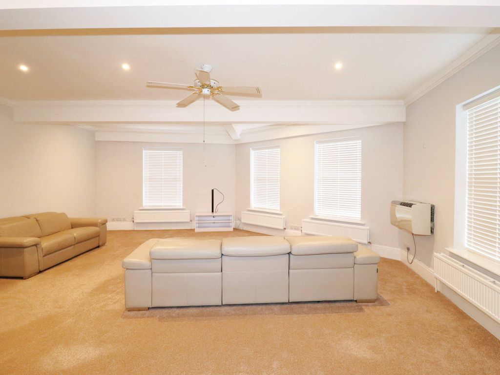 3 bed flat to rent in Park Road, East Molesey, Surrey KT8, £1,950 pcm Zoopla