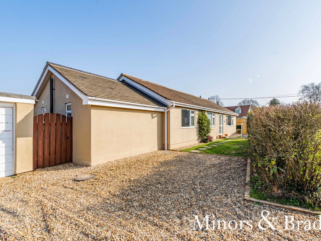 4 bed detached bungalow for sale in Allens Close, Blofield, Norwich