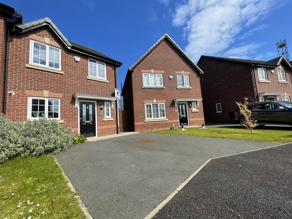 3 bed semidetached house for sale in Bluebrook Avenue, Hambleton