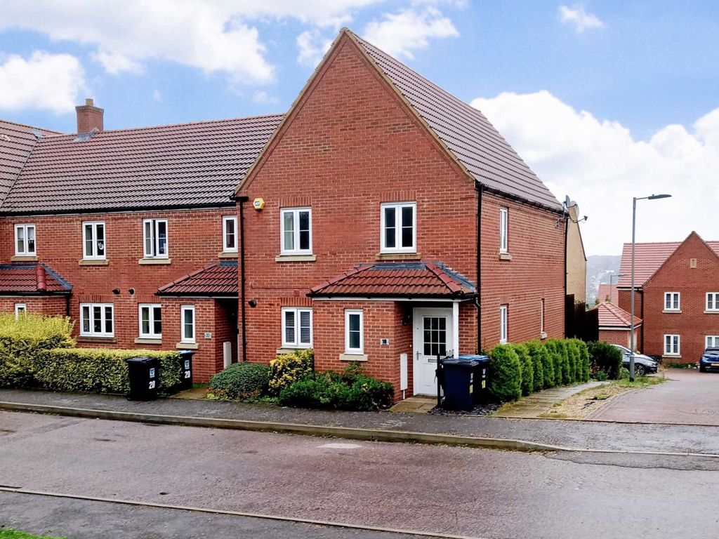 4 bed end terrace house for sale in Siskin Drive, Hemel Hempstead HP3