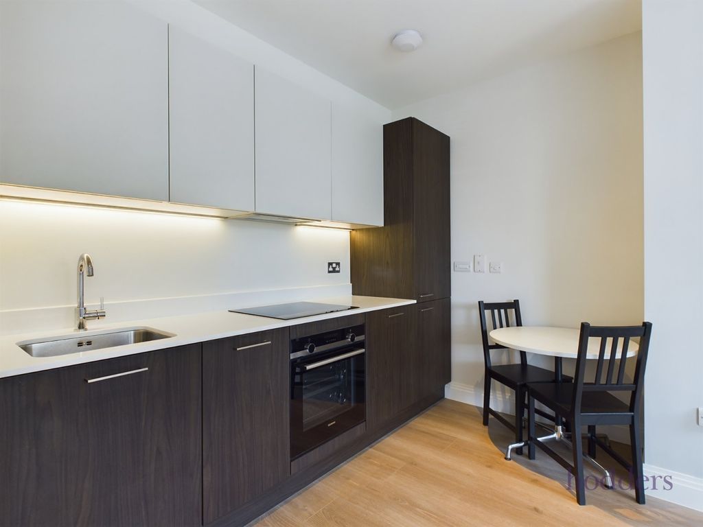 1 bed flat to rent in Guildford Street, Chertsey, Surrey KT16, £1,100