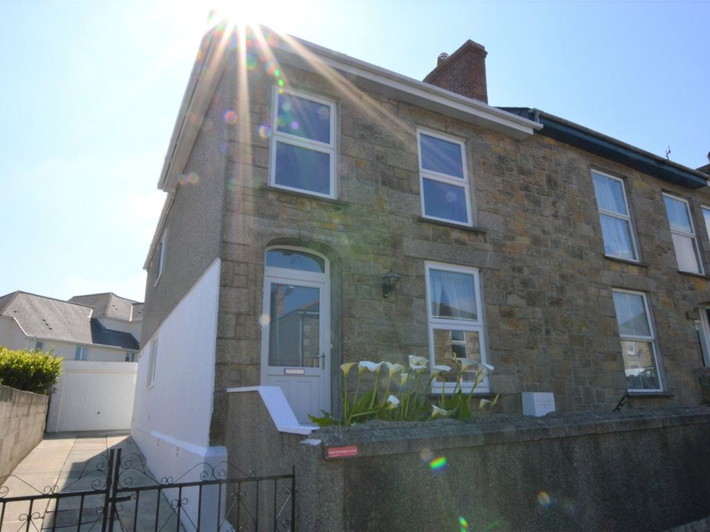 3 bed semidetached house to rent in Wellington Road, Camborne
