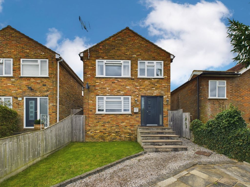 3 bed detached house for sale in Chapel Lane, High HP12, £