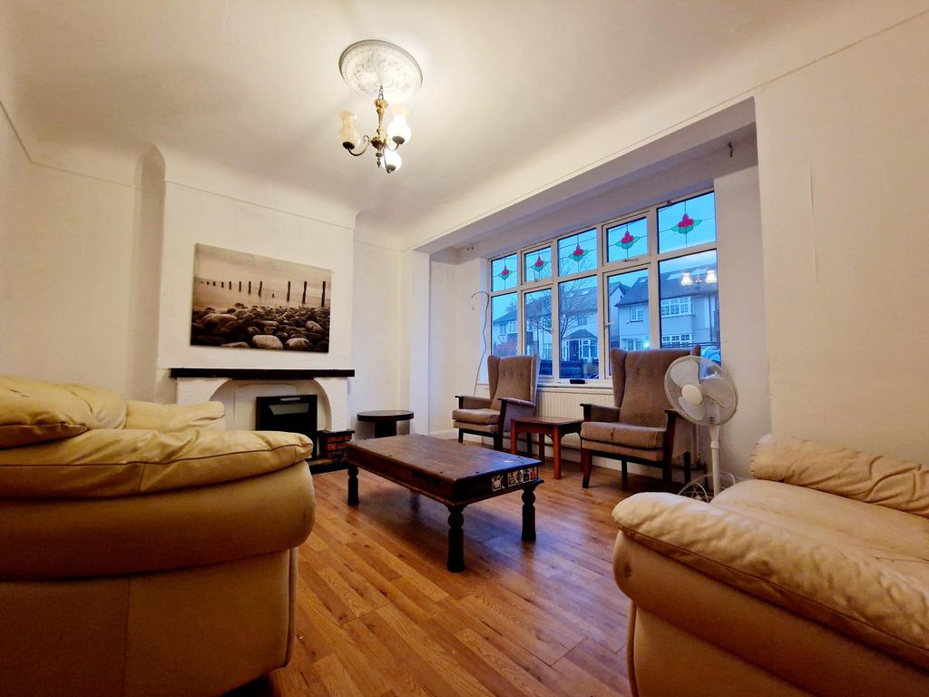 3 bed semidetached house to rent in Wanstead Park Road, Ilford IG1, £