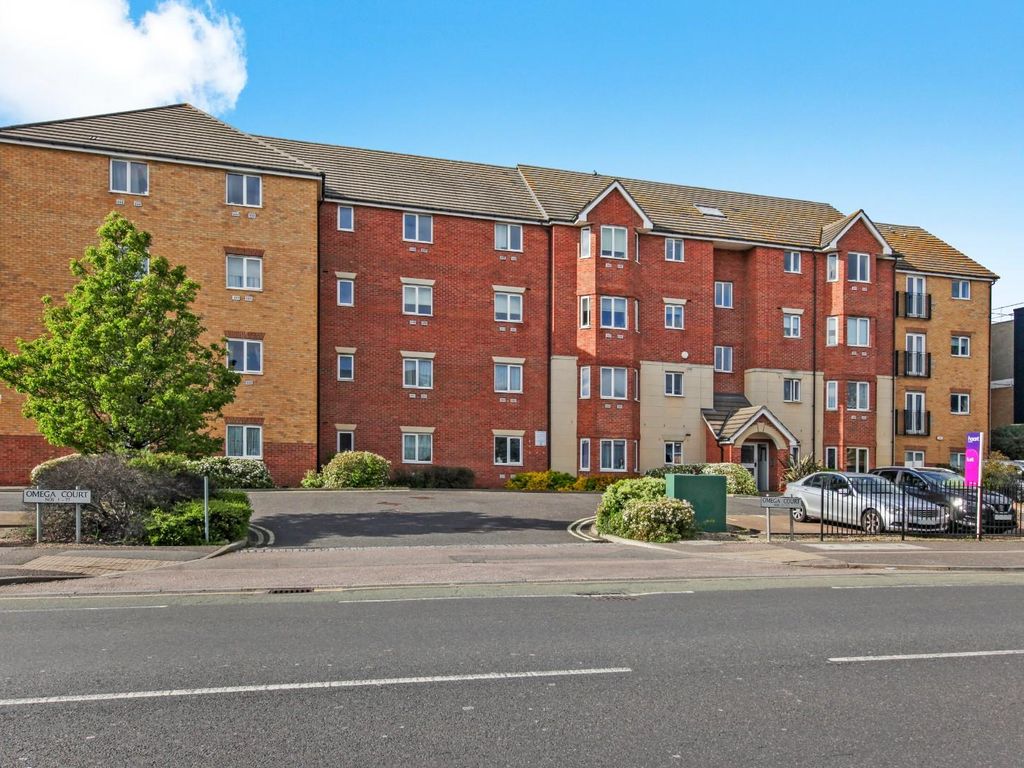 2 bed flat for sale in London Road, Romford RM7 Zoopla
