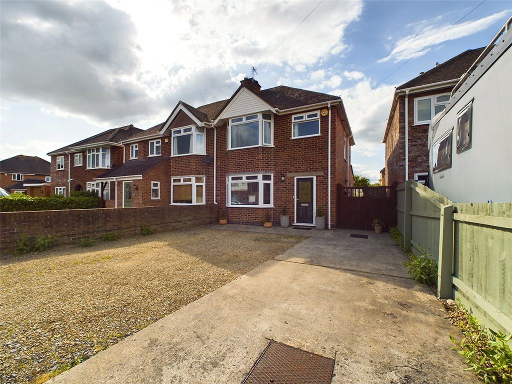 3 bed semidetached house for sale in Sandycroft Road, Churchdown