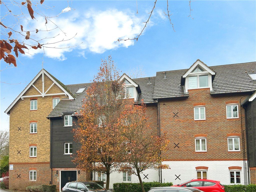 2 bed flat for sale in Wye Gardens, Fryers Lane, High HP12, £