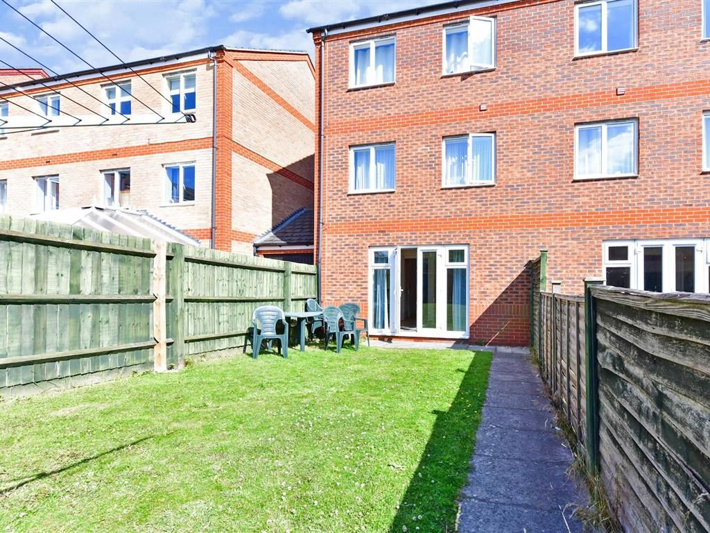 4 bed town house for sale in Newport Pagnell Road, Wootton, Northampton