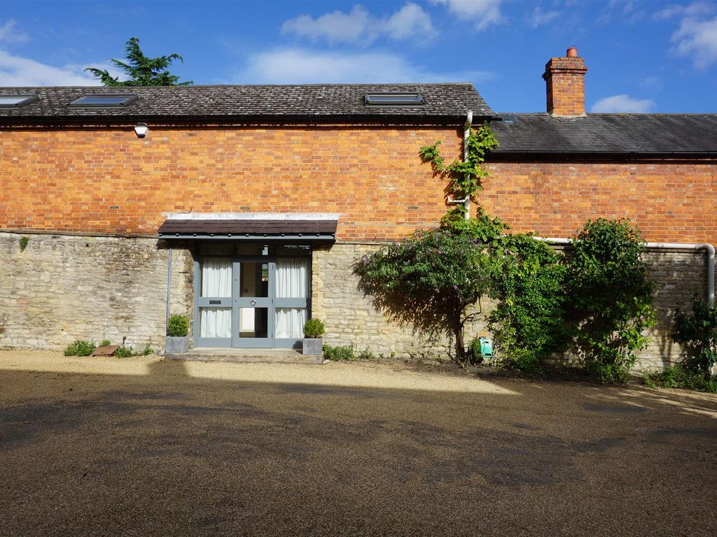 3 bed barn conversion to rent in The Stables, West Street, Oundle PE8