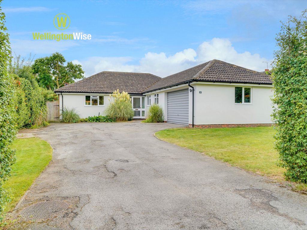 3 bed detached bungalow for sale in Bridge Street, Whaddon, Royston SG8
