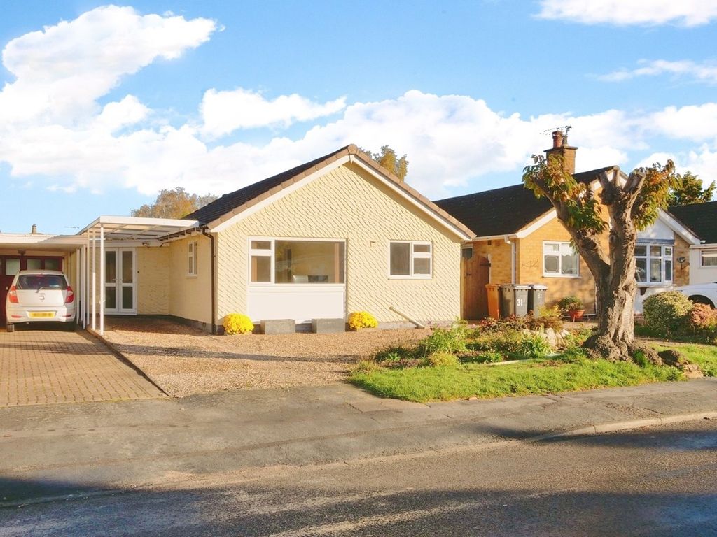 3 bed detached bungalow for sale in Stoneygate Drive, Hinckley LE10, £270,000 Zoopla