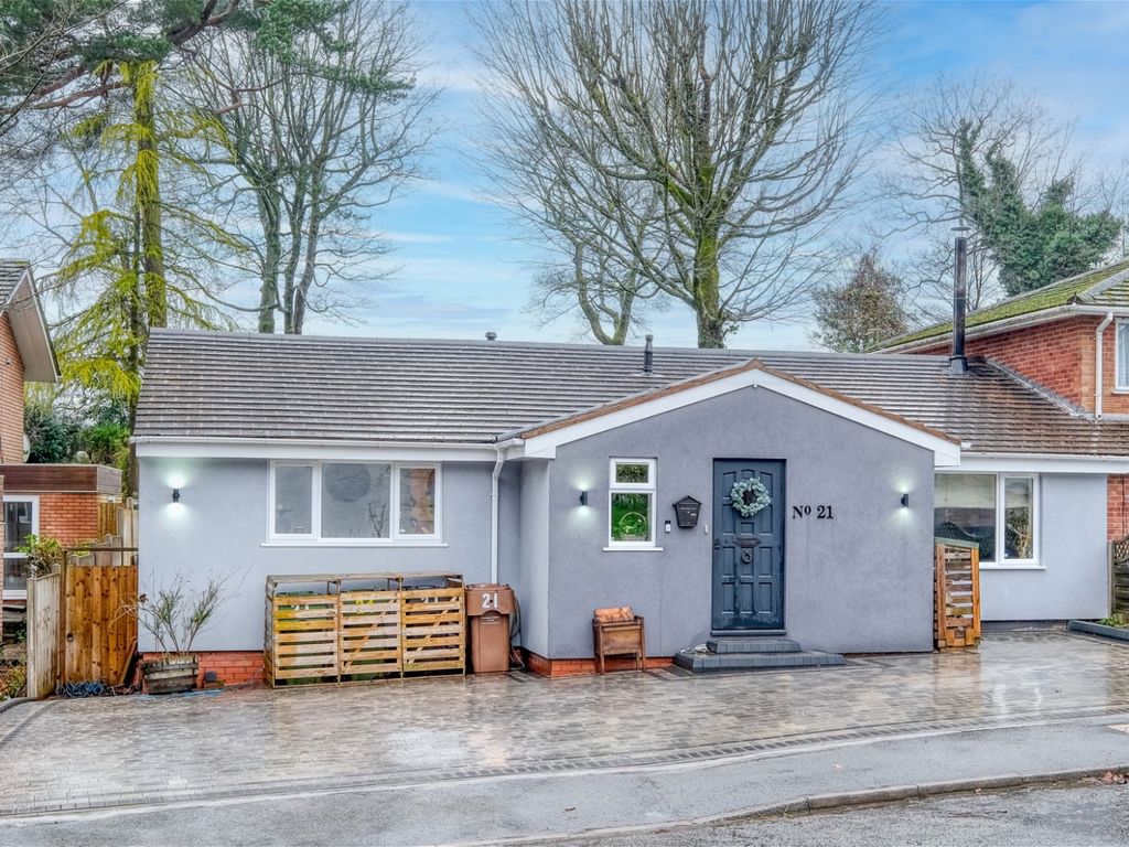 3 bed link detached house for sale in Pine Grove, Lickey B45, £499,950