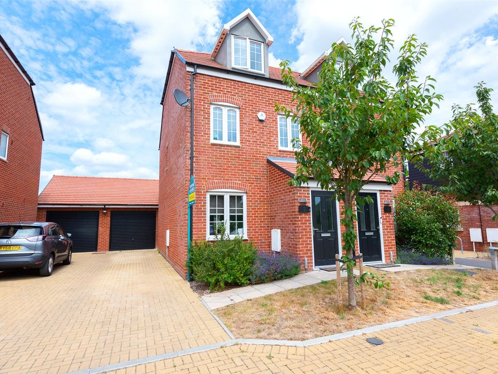 3 bed semidetached house for sale in Dukes Meadow, Bramley, Tadley