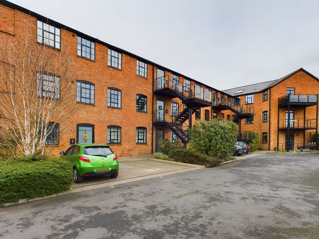 2 bed flat for sale in Oakridge Road, High HP11, £260,000 Zoopla