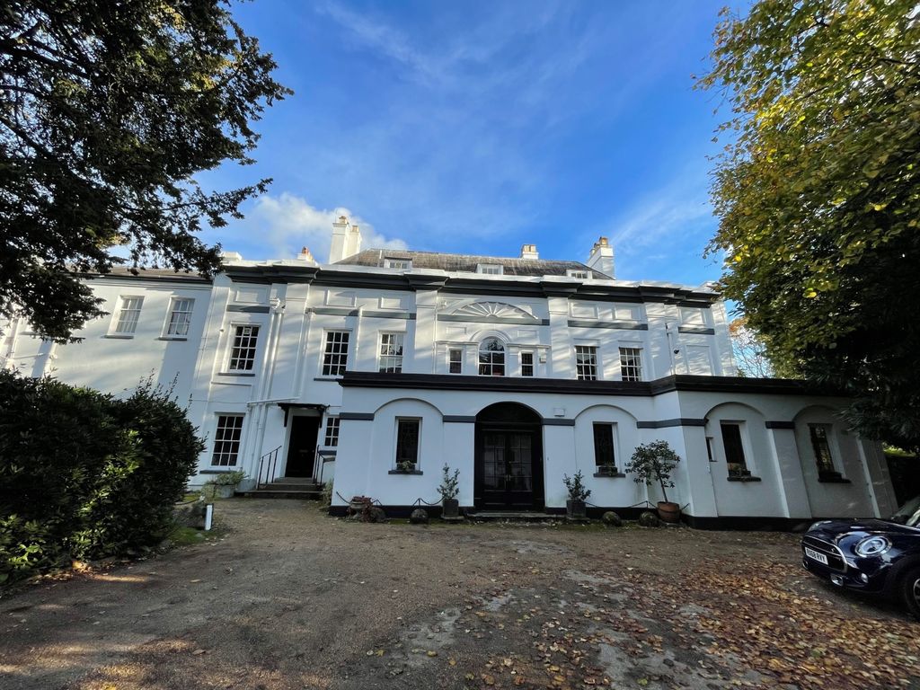 2 bed flat to rent in Middle Hill, Egham, Surrey TW20, £1,500 pcm Zoopla