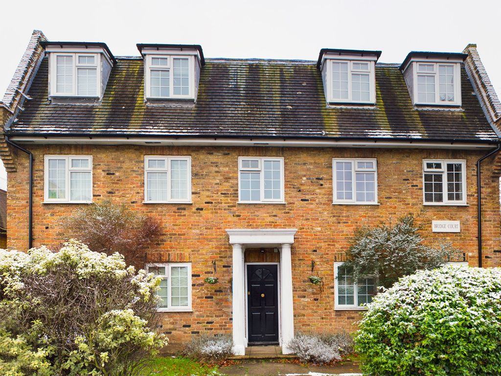 1 bed flat for sale in Bridge Court, Bridge Road, Chertsey, Surrey KT16