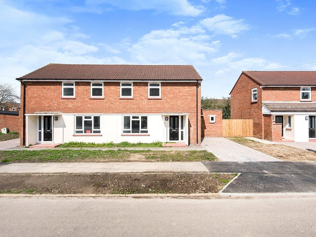 3 bed semidetached house to rent in Beavers Crescent, Hounslow TW4