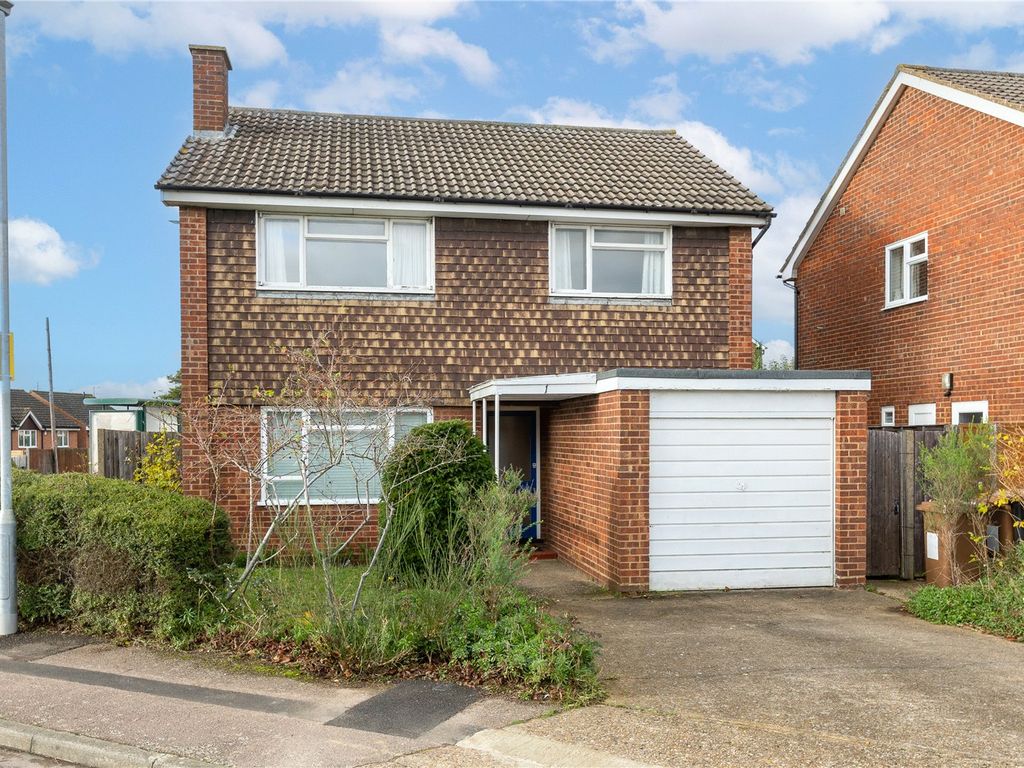 4 bed detached house for sale in Passingham Avenue, Hitchin