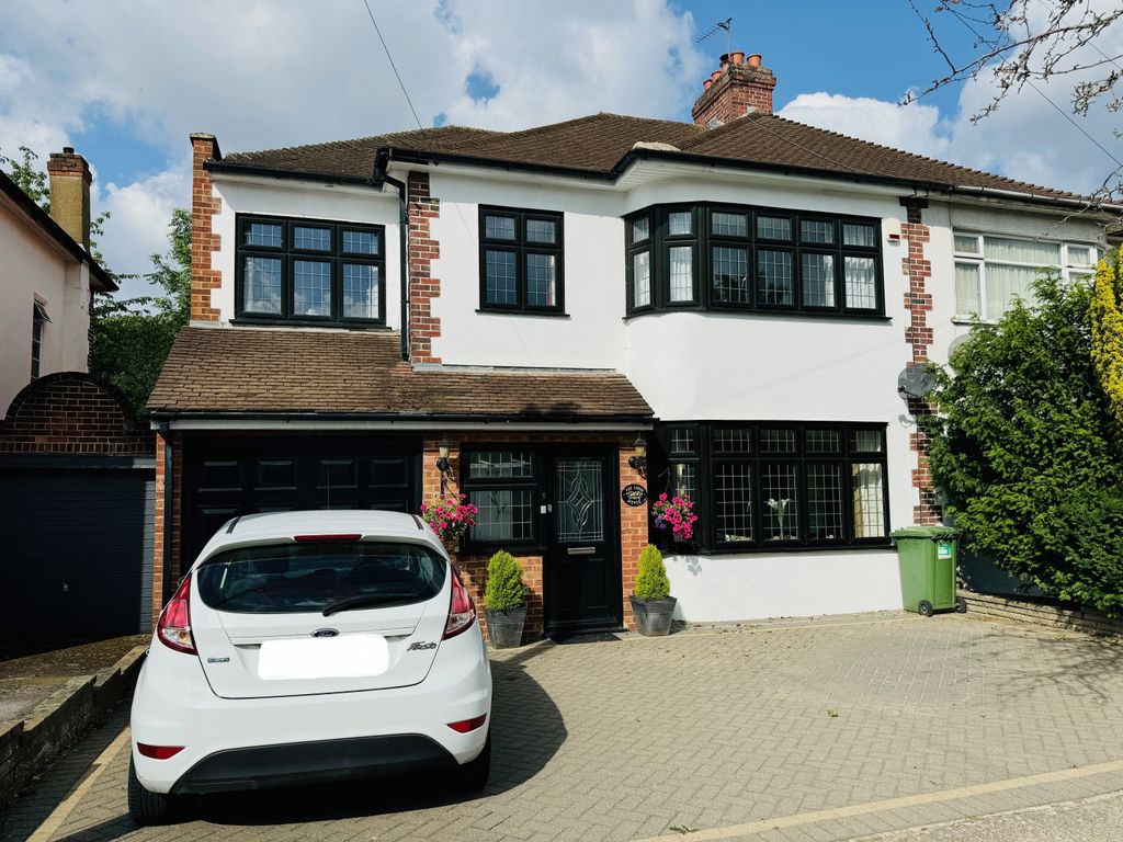 5 bed end terrace house for sale in Lodge Avenue, Gidea Park, Esse RM2
