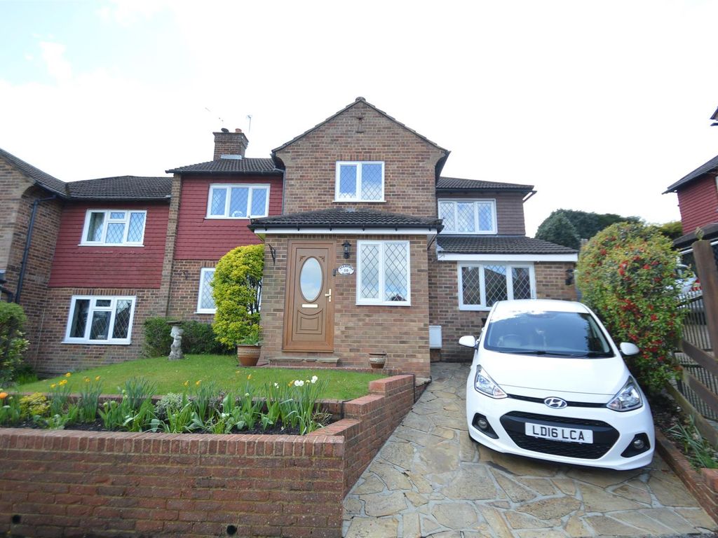 4 bed semidetached house for sale in Barnfield Close, Old Coulsdon