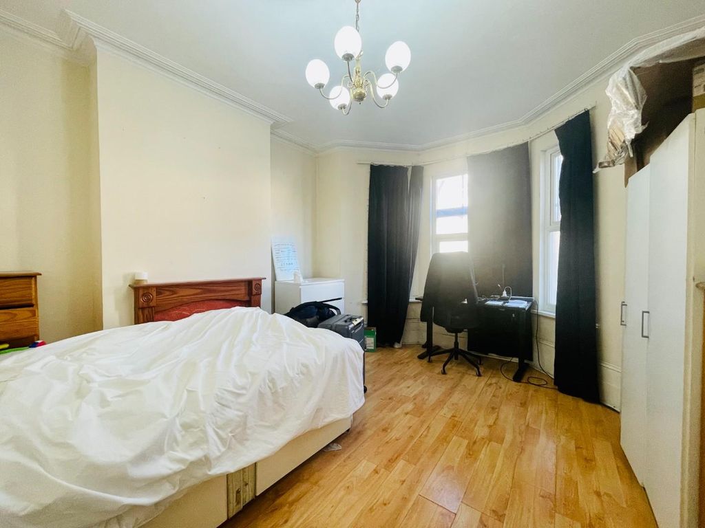 Room to rent in Gordon Road, West Ealing, London W13, £900 pcm Zoopla