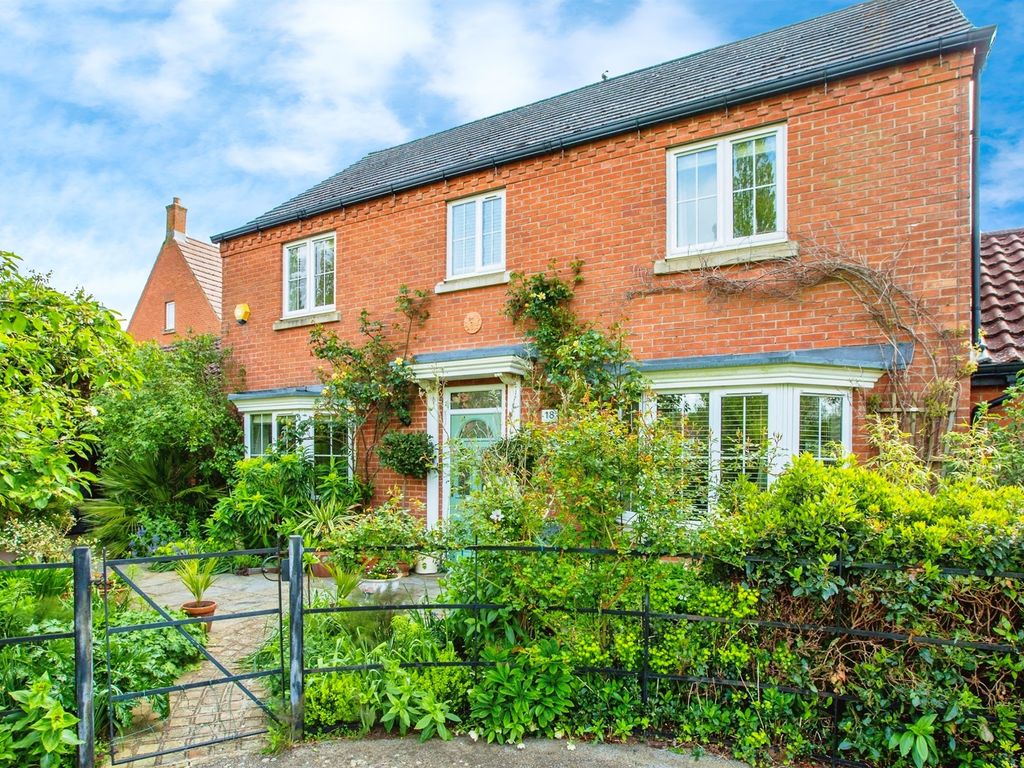 4 bed link detached house for sale in Blackbridge Court, Thrapston, Kettering NN14, £525,000