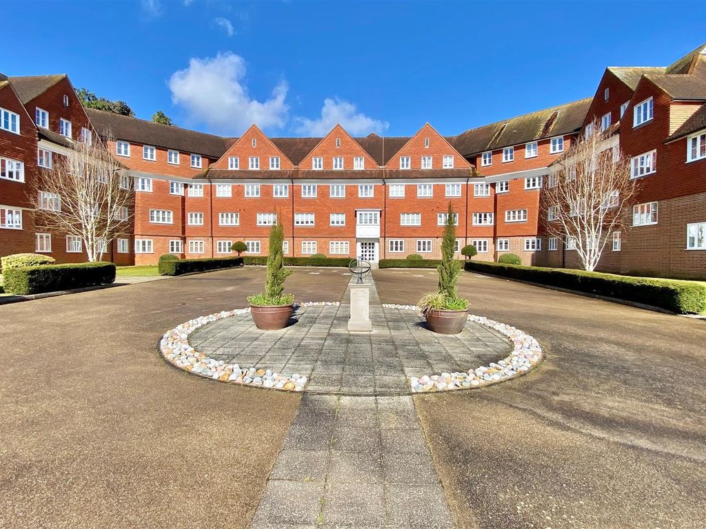2 bed flat to rent in Elizabeth Drive, Banstead SM7, £1,500 pcm Zoopla