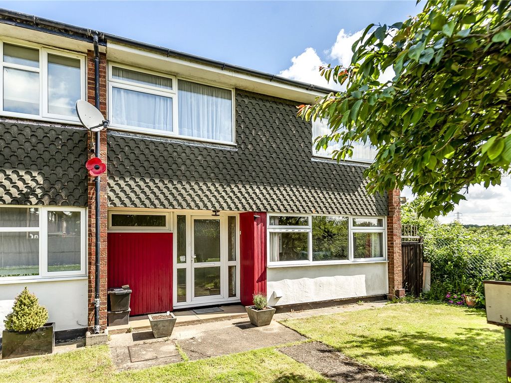 3 bed end terrace house for sale in Priory Close, Denham