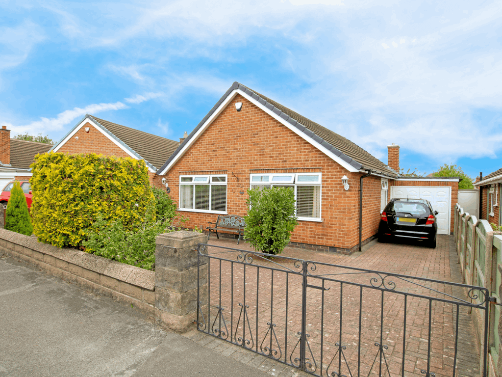 3 bed bungalow for sale in Highfield Road, Nuthall, Nottingham NG16