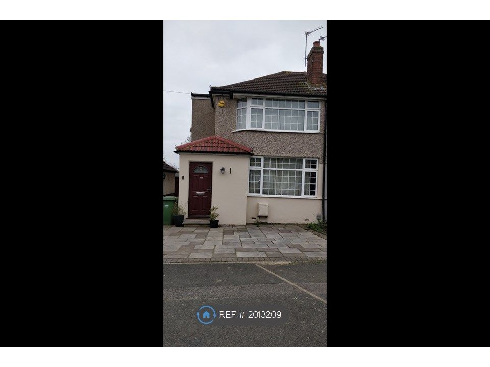 3 bed semidetached house to rent in Birch Grove, Welling DA16, £2,000