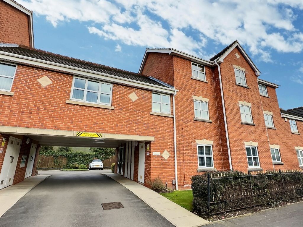 2 bed flat to rent in Willow Gardens, SuttonInAshfield NG17, £750 pcm