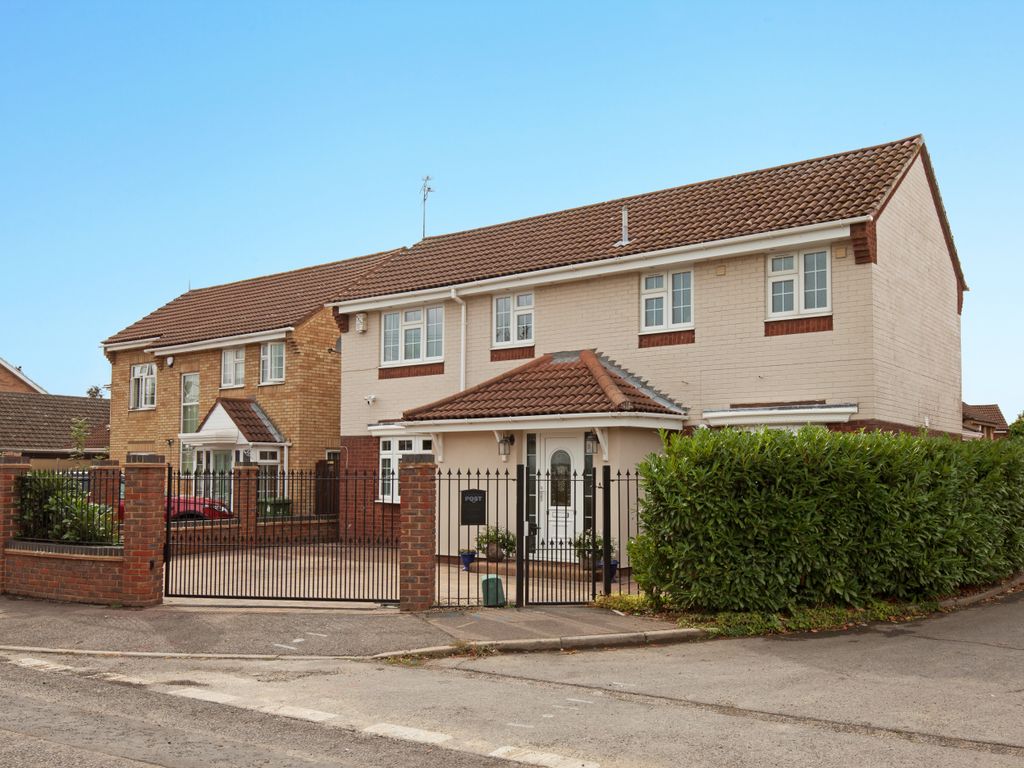 4 bed detached house for sale in High Road North, Laindon, Laindon SS15