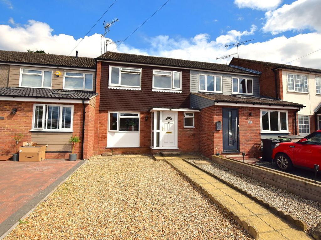 3 bed semidetached house to rent in Elm Close, Elsenham,