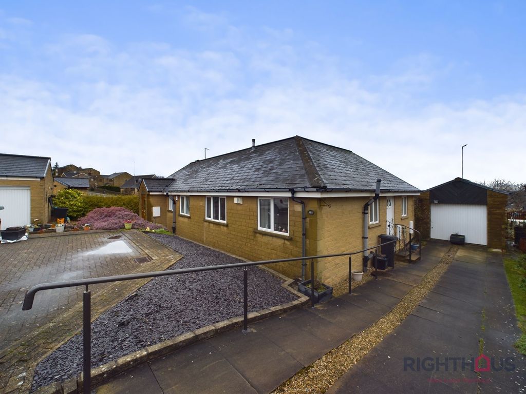 2 bed semidetached bungalow for sale in Badger Hill, Brighouse HD6, £