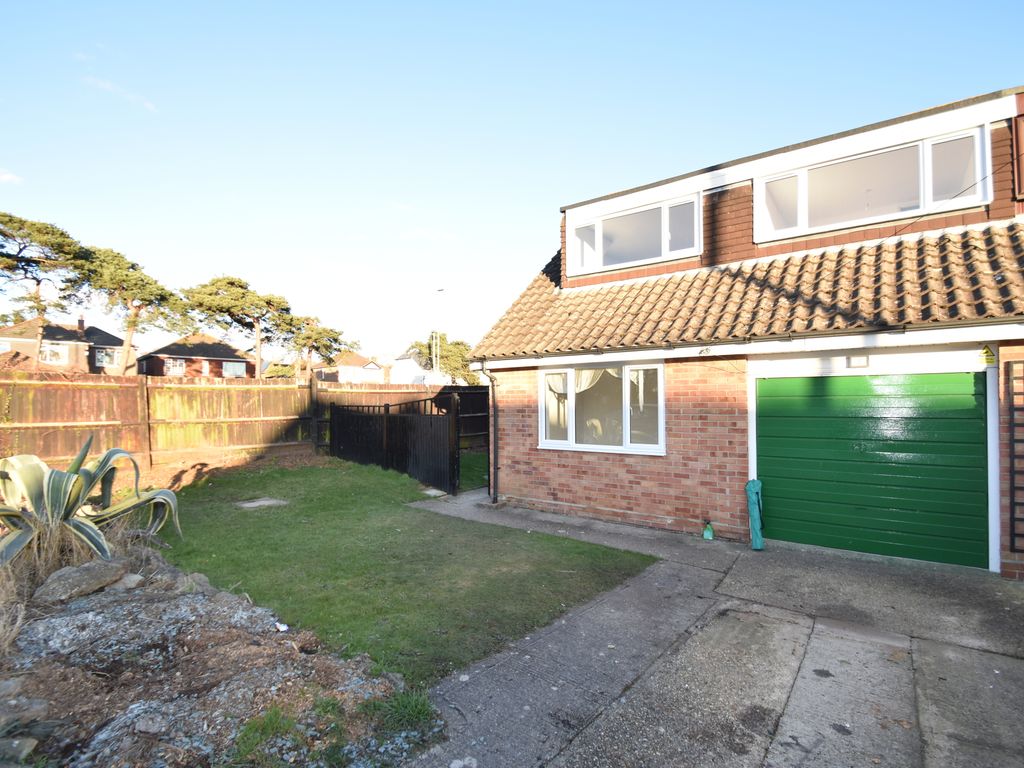 4 bed semidetached house to rent in Merrow Close, Portchester, Fareham